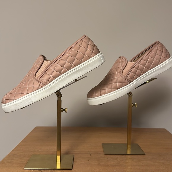 Women’s SO Pink Puff Quilted Slide on Shoes *size 8* - Picture 3 of 6